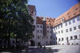 der Alte Hof mit dem Affenturm (Erker)