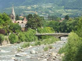 Blick über den Fluß auf Meran