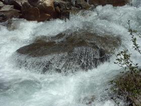 Noch genug Wasser im Bach bei Niederthai