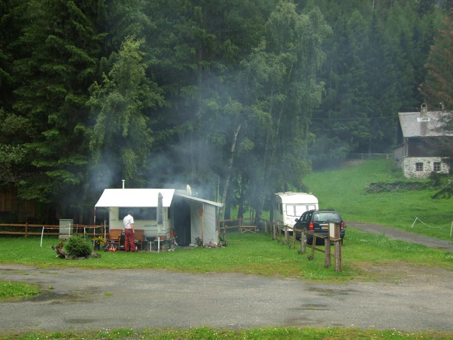 Wenn's regnet, kann man immer noch unter dem Vordach grillen