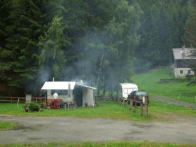 Wenn's regnet, kann man immer noch unter dem Vordach grillen