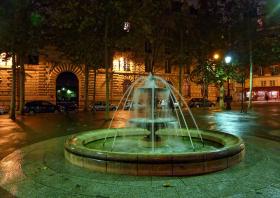 Springbrunnen am Weg zum Supermarkt