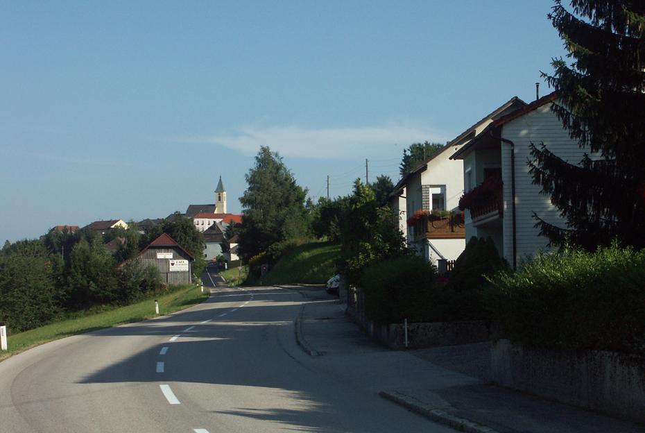 Einfahrt ins Dorf