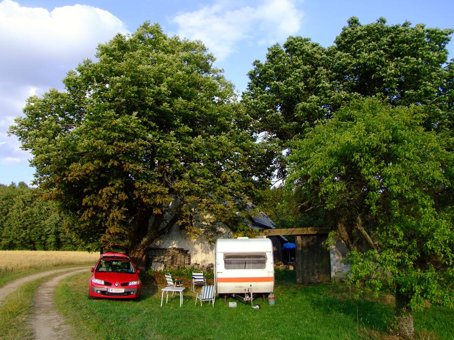 Mein Auto und mein Wohnwagen vor dem alten Gasthof