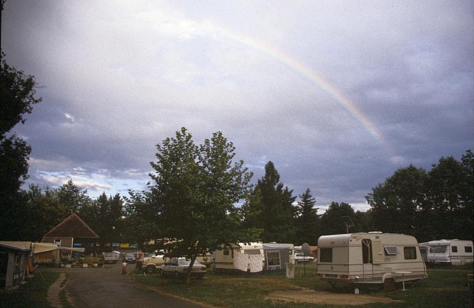 Regenbogen über dem Campingplatz in Sárvár