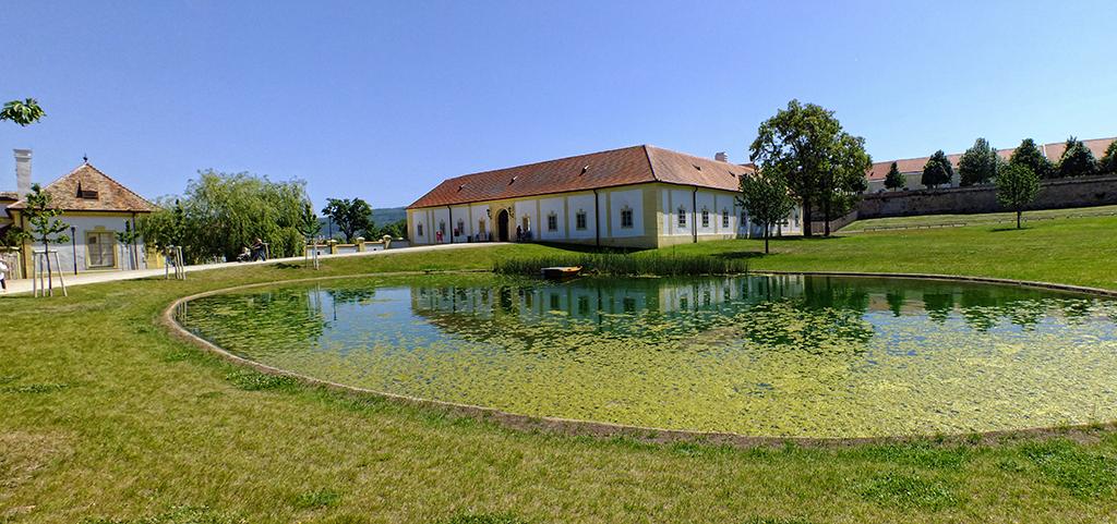 Eingang ins Schloß Hof