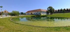 Eingang ins Schloß Hof