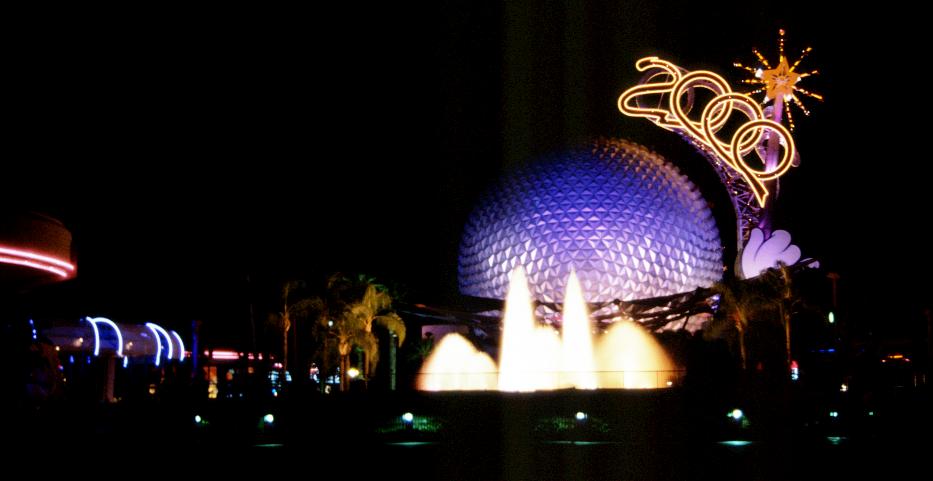 das Wahrzeichen des Epcot Centers mit 2000er Sonderschmuck