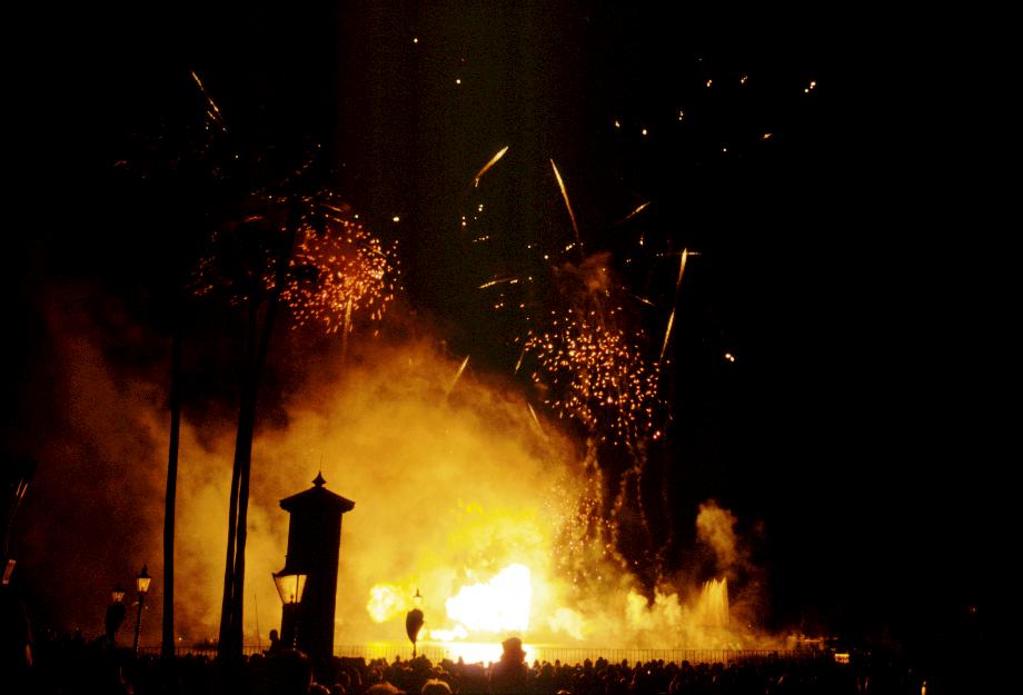 riesen Explosion bei der Millenium Lighning Show