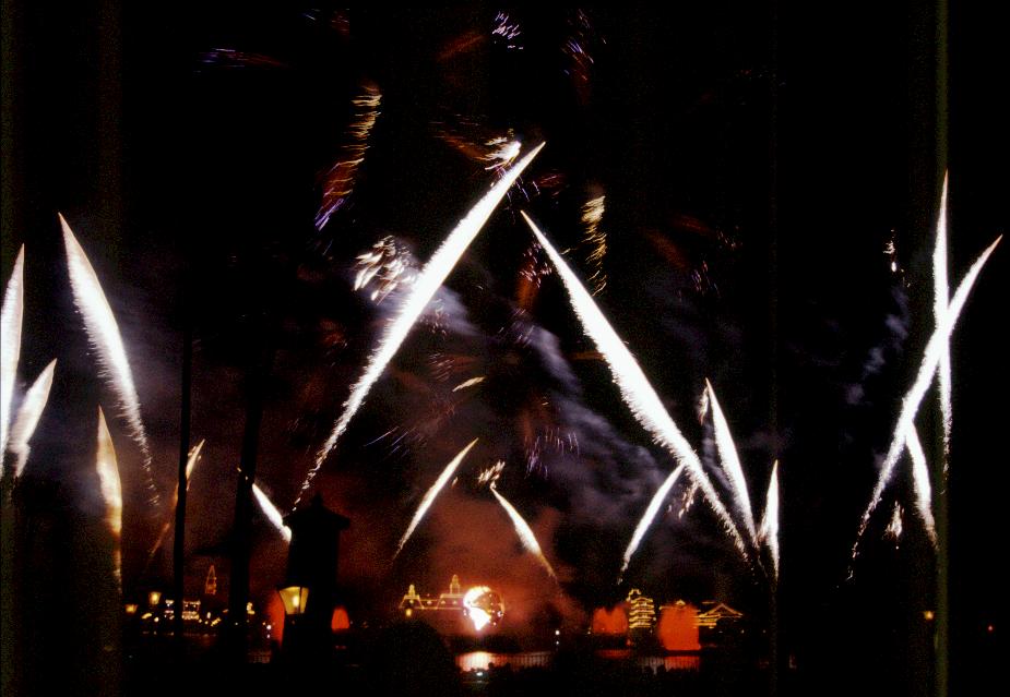 Raketen und Leuchtglobus bei der Millenium Lighning Show