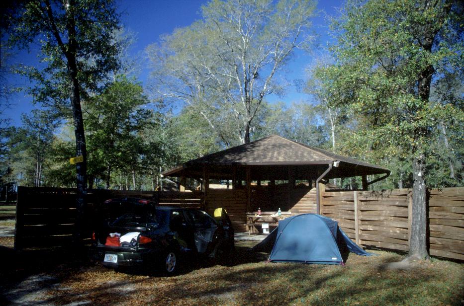 'mein' Auto und mein Zelt auf dem Campingplatz in Chattahoochee