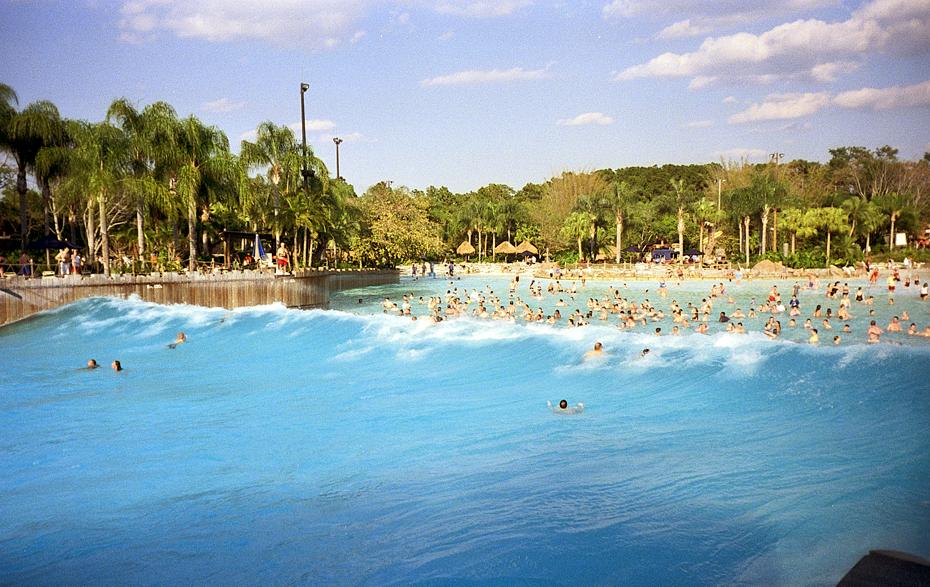 Wellenbecken in der Typhoon Lagoon