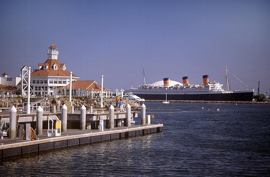 Jachthafen (links) und die Queen Mary (rechts), Long Beach, LA
