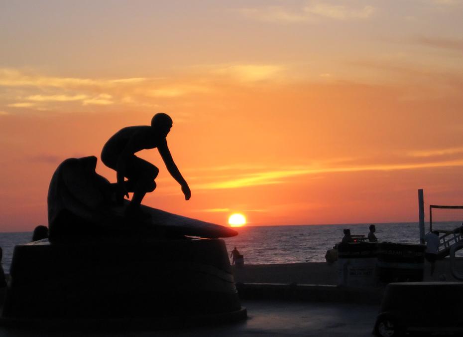 Statue am Hermosa Beach bei Sonnenuntergang