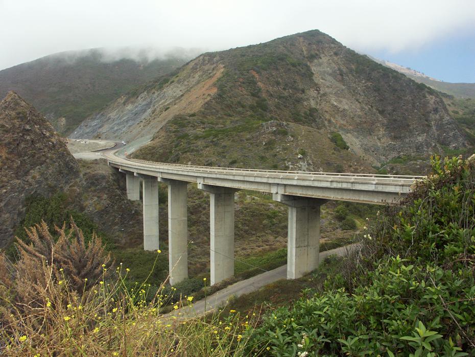 Ältere Betonbrücke bei Big Sur