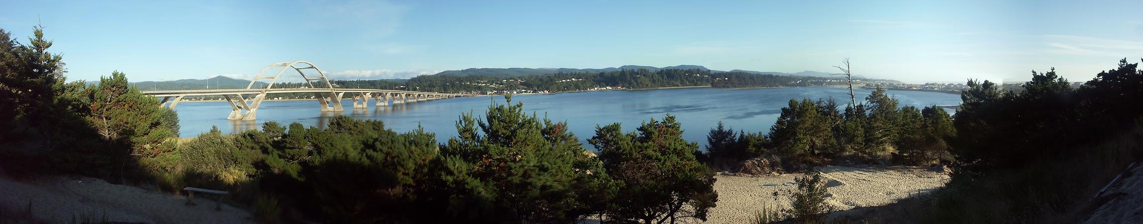 Brücke und Bucht von Waldport, OR