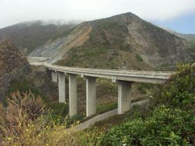 Ältere Betonbrücke bei Big Sur