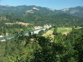 Blick von einem Hügel bei der Avenue of the Giants, CA