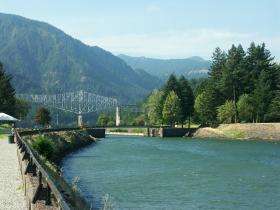 Schleuse von cascade Locks mit Bridge of the Gods