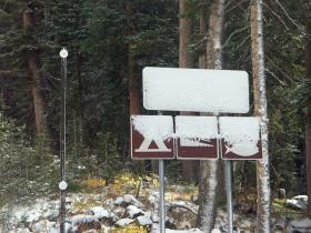 Schnee am Camping-, Angel, Bottsanlegeplatz im Grand Mesa NF