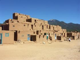 Hauptgebäude im Taos Pueblo NHL, NM