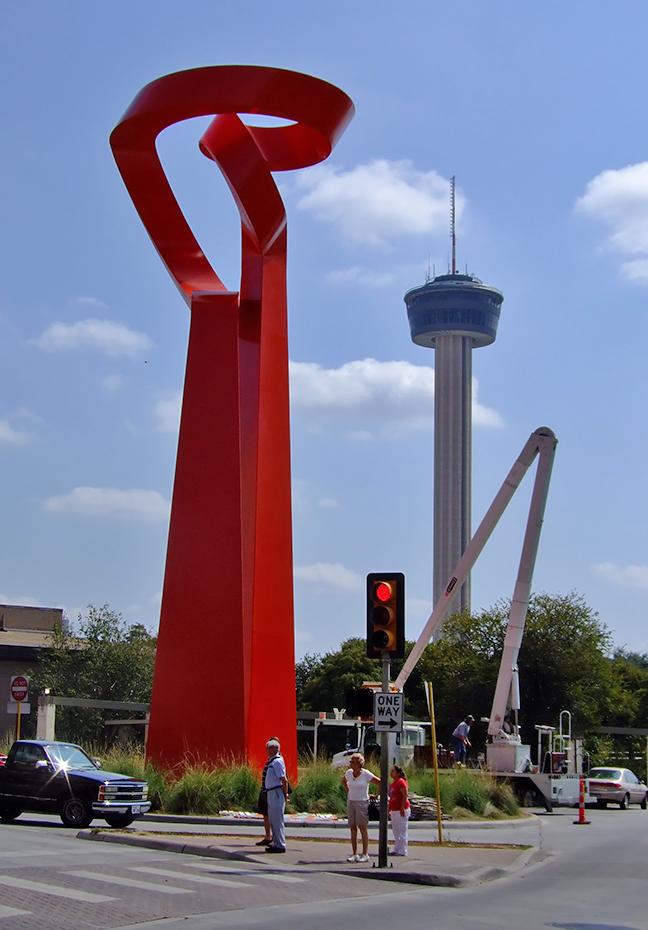 Freiheitsfackel im Vordergrund, America Tower im Hintergrund, San Antonio, TX