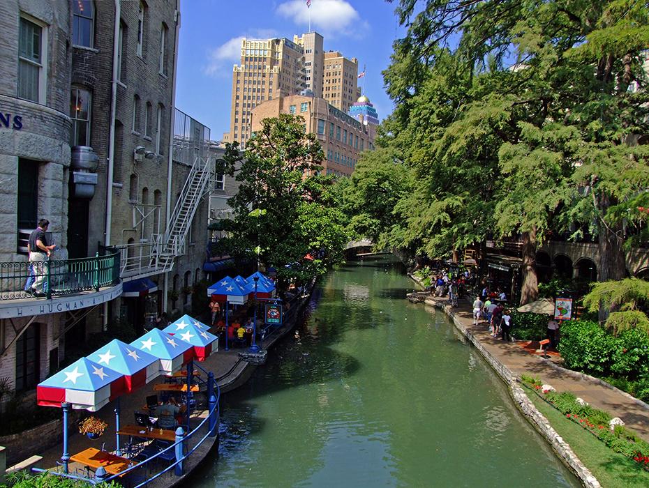 Riverwalk von einer Brücke aus gesehen, San Antonio, TX