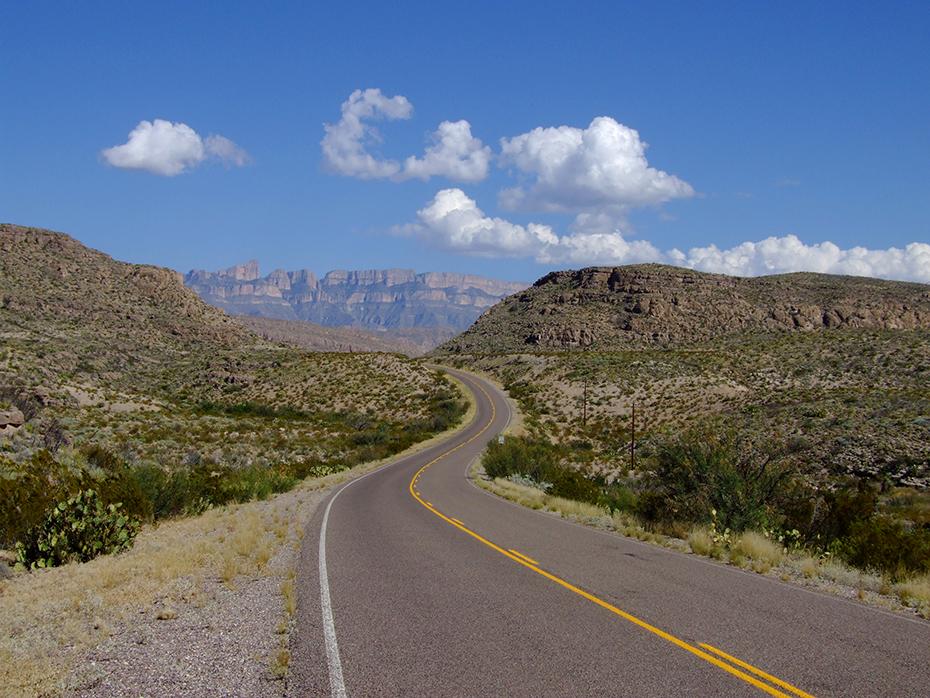 Endlich windet sich die Straße (und ist nicht merh schnurgerade), Big Bend NP, TX