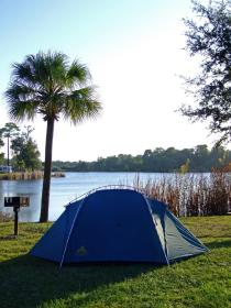 Mein Zelt am ruhigen See des Campingplatzes, Mt Pleasant (bei Charleston), SC