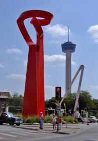 Freiheitsfackel im Vordergrund, America Tower im Hintergrund, San Antonio, TX