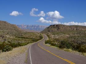 Endlich windet sich die Straße (und ist nicht merh schnurgerade), Big Bend NP, TX