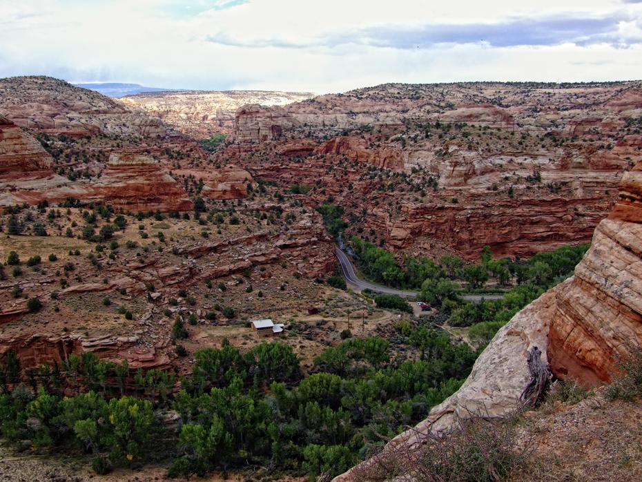 Die STraße zwängt sich durch ein Flußbett vom Bryce NP in den Capitol Reef NP