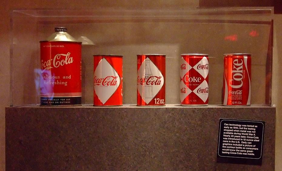 Cola Dosen in der New Coca Cola World, Atlanta, GA