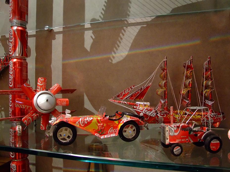 Dosenkunst in der New Coca Cola World, Atlanta, GA