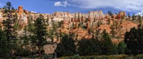 Felswand auf dem Weg vom Bryce NP in den Capitol Reef NP