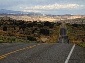 Sehr einsame Straße vom Bryce NP in den Capitol Reef NP