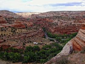 Die STraße zwängt sich durch ein Flußbett vom Bryce NP in den Capitol Reef NP