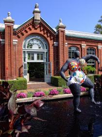 Kunstwerk mit alktem Glashaus im Missouri Botanical Garden, St. Louis, MO