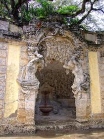 Künstliche Höhle im Garten der Villa Vizcaya, Miami, FL