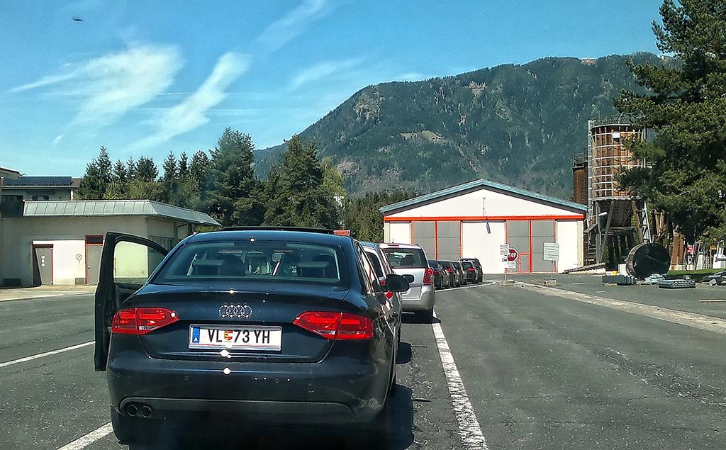 Warteschlange an einer Kärntentankstelle