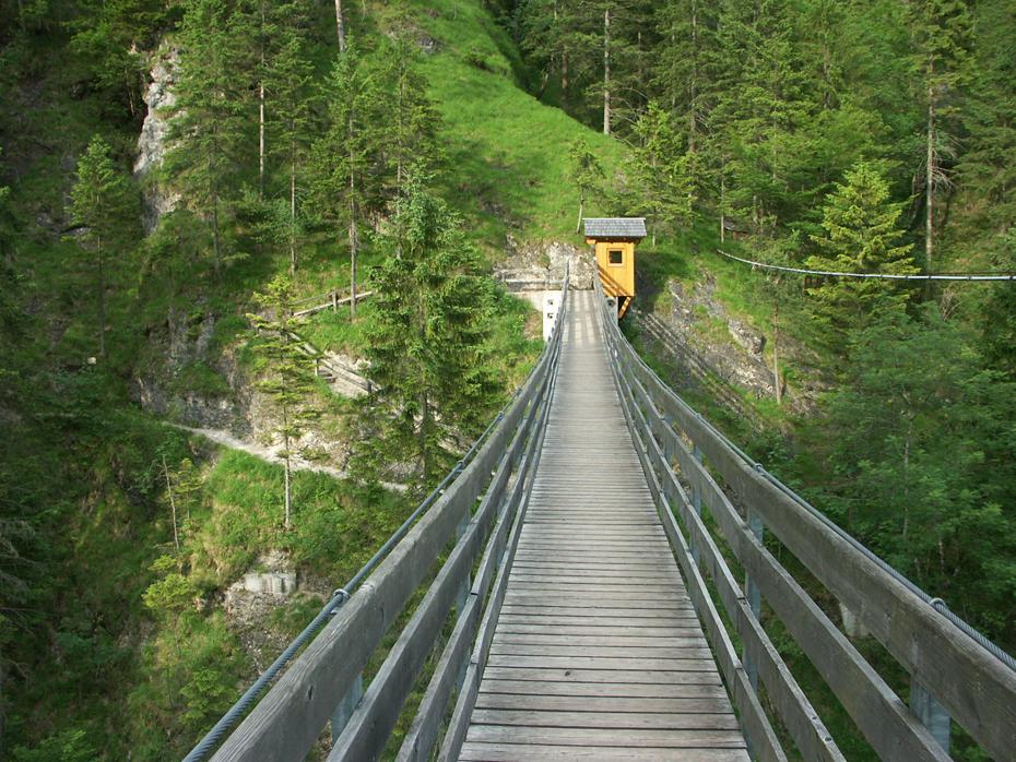 Der Eingang über eine nette Hängebrücke